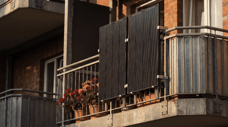 Balkonkraftwerk mit 800 Watt: zwei Solarmodule am Balkongeländer.